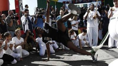 El jugador de la selección de Honduras Marvin Chávez baila Capoeira (una danza afrobrasileña) durante la presentación de un grupo de danza ante la selección de Honduras hoy, miércoles 11 de junio de 2014, en Porto Feliz, Sao Paulo, Brasil. EFE