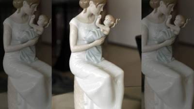 la imagen más tierna de una madre y su bebé La firma Lladró creó esta hermosa pieza de colección.