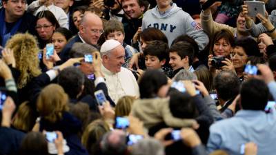 El Papa saludó a los jóvenes durante una reunión con miembros radiales y de prensa.