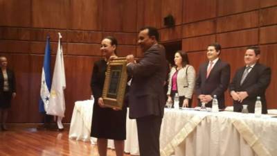 La periodista Marlen Zelaya de Perdomo recibió el premio Álvaro Contreras de manos del presidente del Colegio de Periodistas de Honduras, Juan Ramón Mairena.