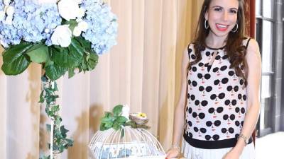 Andrea Ramírez de Carías disfrutó del ágape entre perfumados diseños florales.