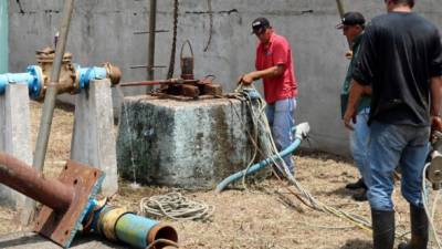 Trabajadores durante las primeras obras para mejorar el servicio de agua en El Progreso.