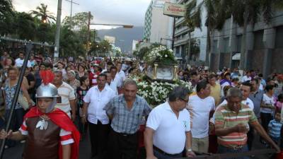 El Santo Entierro fue acompañado por centenares de sampedranos que revivieron esos momentos bíblicos. La Virgen La Dolorosa también era cargada.