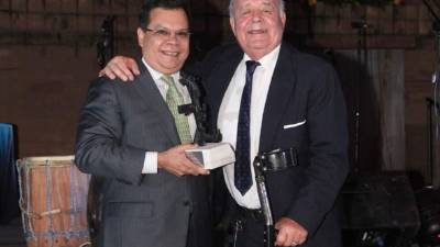 El ministro Ricardo Cardona y José Pineda Escalante, quien recibió la máxima distinción individual. Fotos: Andro Rodríguez.