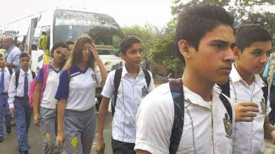 Estudiantes venezolanos llegan en bus para asistir a clases en Cúcuta, Colombia, luego que el gobierno de Nicolás Maduro permitiera un “corredor humanitario”.