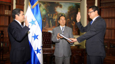 El presidente Hernández juramentó a Marlon Escoto para que siga en Educación.