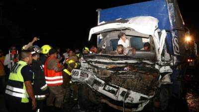 El doble accidente ocurrió en la carretera hacia occidente en la zona de Cofradía.