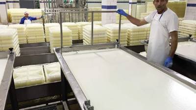 Una fábrica de queso feta en el pueblo griego de Kalavryta.