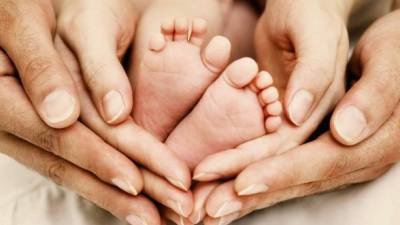 El molde de la familia tradicional ha comenzado a romperse en Argentina al registrarse el primer bebé con 'tres padres'.