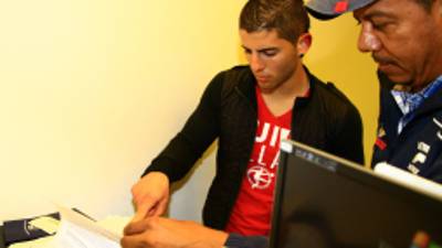 Kevin Hoyos llega prestado durante un torneo.