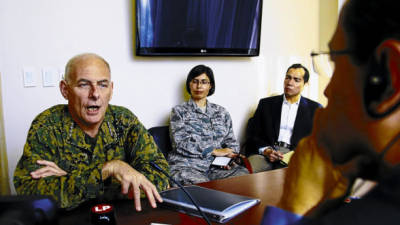 El periodista Dagoberto Rodríguez, jefe de Redacción de LA PRENSA, al entrevistar ayer al jefe del Comando Sur de EUA.