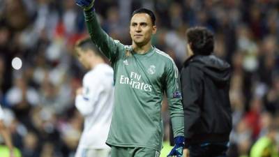 Real Madrid's Costa Rican goalkeeper Keylor Navas dives for the ball before the Spanish Copa del Rey (King's Cup) semi-final first leg football match between FC Barcelona and Real Madrid CF at the Camp Nou stadium in Barcelona on February 6, 2019. (Photo by LLUIS GENE / AFP)
