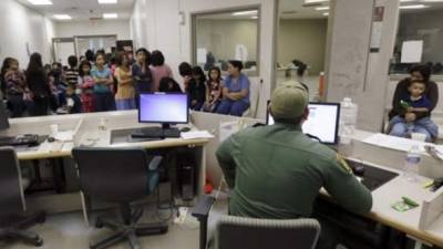 El 40 % del personal de la Oficina de Aduanas y Patrulla Fronteriza (CBP, en inglés) está volcado en aplacar la ola de inmigración infantil que se agolpa en la frontera sur del país. EFE