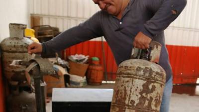 Un hombre ordena cilindros de gas. Foto: Amílcar Izaguirre