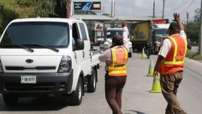 Inspectores de Transporte en operativos anteriores en las salidas de San Pedro Sula.