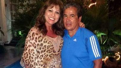 Jorge Luis Pinto junto a su esposa Claudia Uribe. Foto Twitter