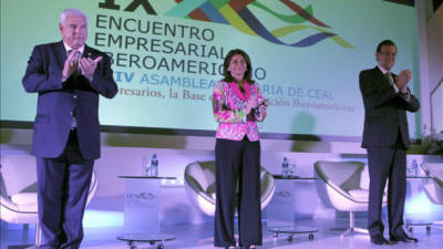 El presidente del Gobierno, Mariano Rajoy (d), acompañado por el presidente de Panamá, Ricardo Martinelli (i), y la presidenta de Costa Rica, Laura Chinchilla, al inicio del acto de clausura del IX Encuentro Empresarial Iberoamericano que se celebra en Panamá. EFE