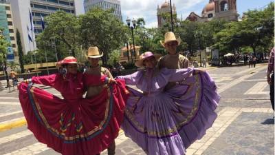Los estudiantes promueven las danzas folclóricas.