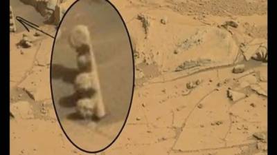 En la superficie de Marte se observa un conglomerado de rocas que 'dibujan' algo que se asemeja a un semáforo.