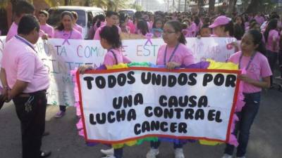 Estudiantes apoyan la lucha contra el cáncer.