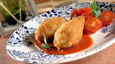 Para servir, verter sobre el plato una capa del puré de tomate.