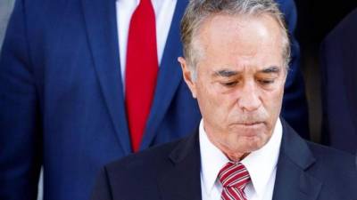 El ex congresista de los Estados Unidos, Chris Collins, abandona el Tribunal Federal de los Estados Unidos después de declararse culpable de cargos federales de fraude de valores en Nueva York, Nueva York, EUA.