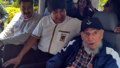 El expresidente cubano, Fidel Castro, sorprendió al presidente boliviano, Evo Morales, al visitarle en su hotel en La Habana junto al presidente venezolano, Nicolás Maduro. Foto: EFE