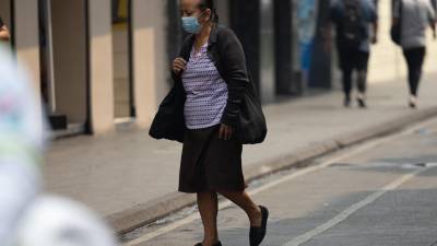 Los guatemaltecos han retomado el uso de la mascarilla por la contaminación del aire.