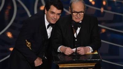 Un traductor ayudó a Ennio Morricone durante su discurso.