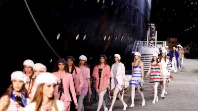 Durante el desfile de Chanel, se escuchaban de fondo los graznidos de las gaviotas, las olas y los sonidos de un barco./ Foto AFP / FRANCOIS GUILLOT.