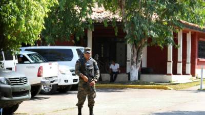Los fiscales acompañados de policías militares intervinieron ayer el centro donde decomisaron varios documentos.