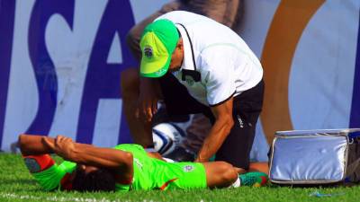 El kinesiólogo Maní Suazo asiste a Mario Berríos.