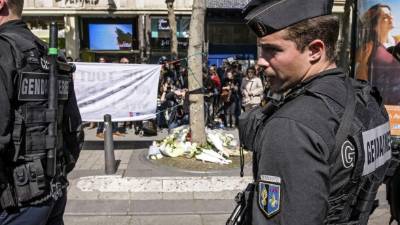 La policía vigila el lugar en el que fue asesinado anoche un policía durante un ataque yihadista perpetrado en la avenida de los Campos Elíseos de París (Francia), hoy, 21 de abril de 2017. A tres días de las presidenciales francesas, un agente fue asesinado ayer en pleno corazón turístico y comercial de la capital francesa, en un ataque terrorista reivindicado por el autodenominado Estado Islámico (EI), y que acabó con el atacante abatido y con otros dos agentes heridos. EFE/Christophe Petit Tesson