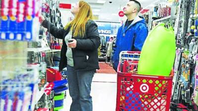 People shop at Target store in New York, in this file image from December 18 , 2009. Sales at U.S. retailers rose more than expected in January as strong receipts from sporting goods, general merchandise, electronic and appliance stores offset flat purchases of motor vehicles, government data showed on Friday. The Commerce Department said total retail sales increased 0.5 percent after falling by a revised 0.1 percent in December. Sales in December were previously reported to have dropped 0.3 percent. REUTERS/Shannon Stapleton/Files (UNITED STATES - Tags: BUSINESS) USA-ECONOMY