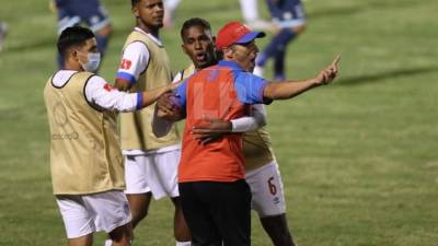 Pedro Troglio tuvo que ser controlado por los jugadores del Olimpia.