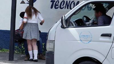 Sin pudor menores se exhiben inapropiadamente en la calle.