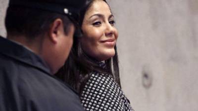La chilena Natalia Ciuffardi sonríe tras recibir el fallo. Ella procreó un hijo con Mario Zelaya. Foto cortesía de las Últimas Noticias