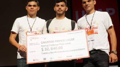 Los hermanos Nazar posan con su reconocimiento como ganadores.