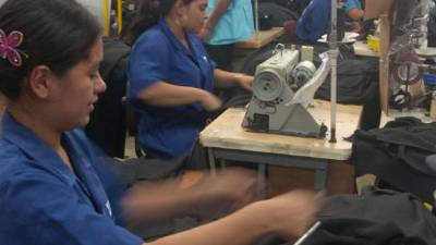 Mujeres trabajan en una maquila de corte y confección de prendas de vestir al norte de Honduras.