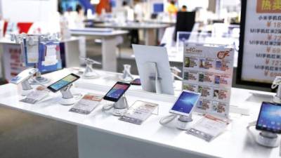Teléfonos inteligentes en un mercado en Shanghai. Las ventas en China cayeron enel segundo trimestre por vez primera.