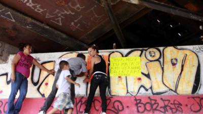 Familiares del mexicano Sergio Adrián Hernández Güereca, quien murió el 7 de junio de 2010 a manos del agente de la Patrulla Fronteriza, Jesús Mesa Jr. protestan se encuentran bajo el Puente Internacional Paso del Norte, cruce fronterizo entre la mexicana Ciudad Juárez y El Paso, Texas, (EEUU). EFE