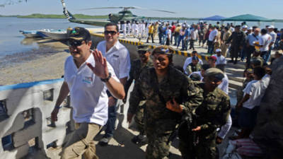 Esta es la segunda visita oficial que realiza Hernández como presidente de Honduras a la isla hondureña, que ha sido motivo de conflicto territorial con el gobierno de El Salvador que reclama la soberanía. Foto AFP