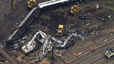 Las autoridades de EE.UU. investigaban hoy el descarrilamiento de un tren en Filadelfia, en el noreste del país, que provocó la muerte de 7 personas y dejó heridas a más de 200, y los datos preliminares sugieren que pudo deberse a un exceso de velocidad tras descartarse la motivación terrorista.