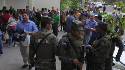 La Enee amaneció bajo vigilancia de militares, estos custodiaban la entrega de sobres a los empleados.