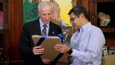 El ministro de Asuntos Exteriores de Canadá, Stéphane Dion, se reunió ayer viernes con el mandatario hondureño.