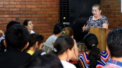 Gloria de Martínez, jefa de Biología, durante una clase.
