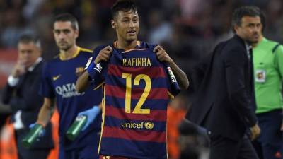 Neymar sacó la camisa de Rafinha tras anotar su gol ante Levante. Foto AFP