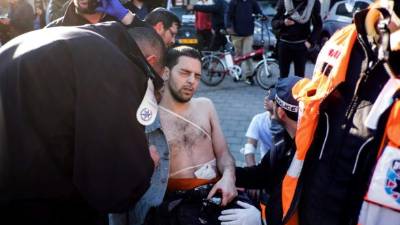 Los socorristas atendieron a los pasajeros heridos, cuatro de ellos se encuentran en estado grave.