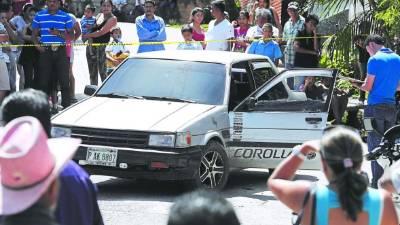 De varios balazos fue ultimado el comerciante en la colonia Villa Nueva por un sicario en motocicleta. Familiares de la pareja atacada llegaron a la escena del crimen.