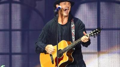 Como solo él lo sabe hacer, Arjona deleitó con un remix de canciones.